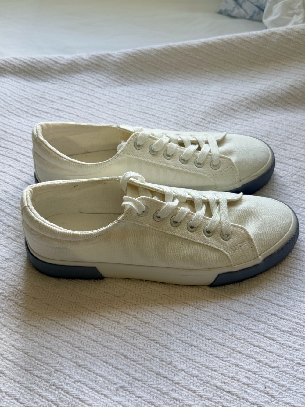 Serra Canvas Low-Top Sneakers Size 8 - Picture 3 of 7